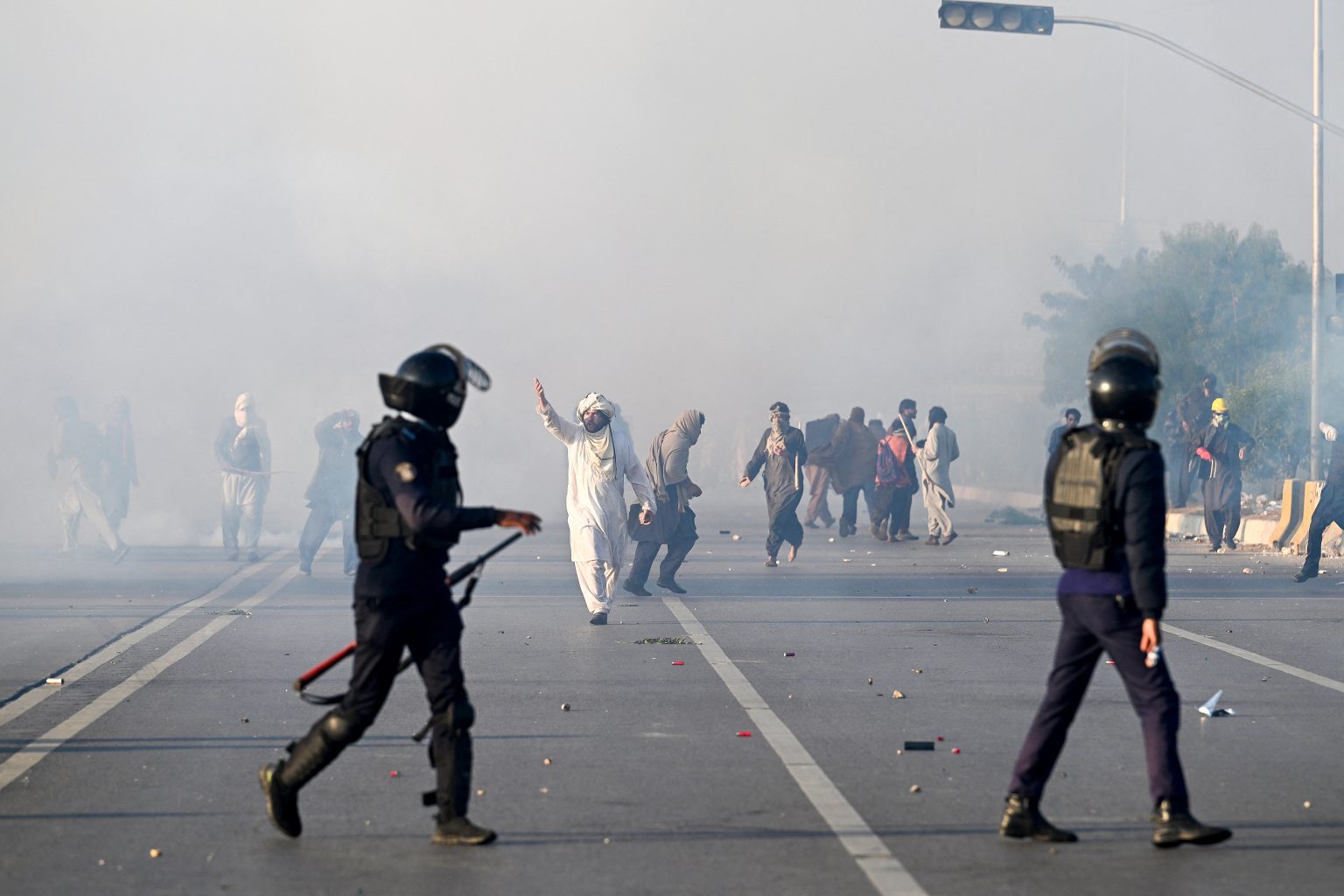 🚨LIVE UPDATES: PTI Protesters Reach D-Chowk; Security Forces Maintain Order