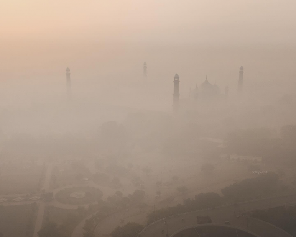 Punjab Closes Schools, Sets Up ‘Smog War Room’ as Lahore Faces Record-High Air Pollution